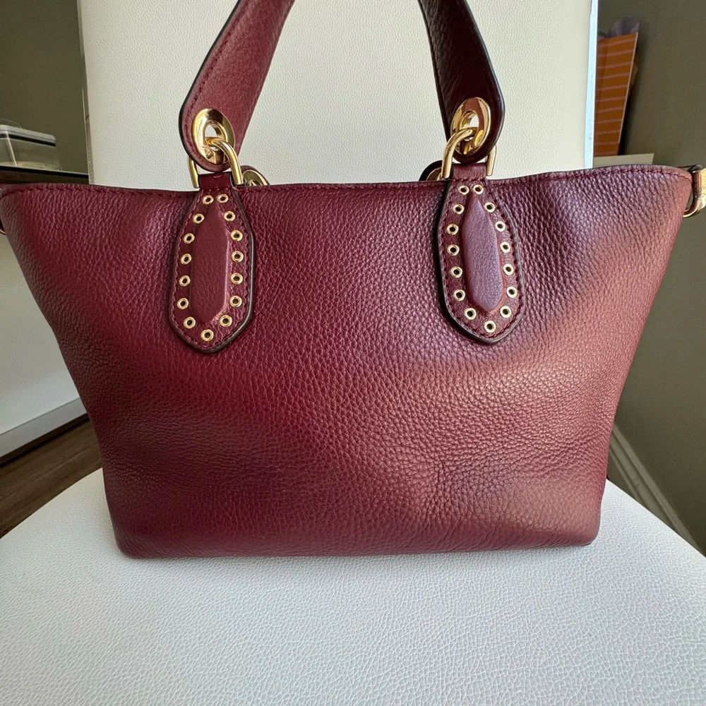 Gorgeous Michael Kors Handbag/Crossbody in very good preloved condition!